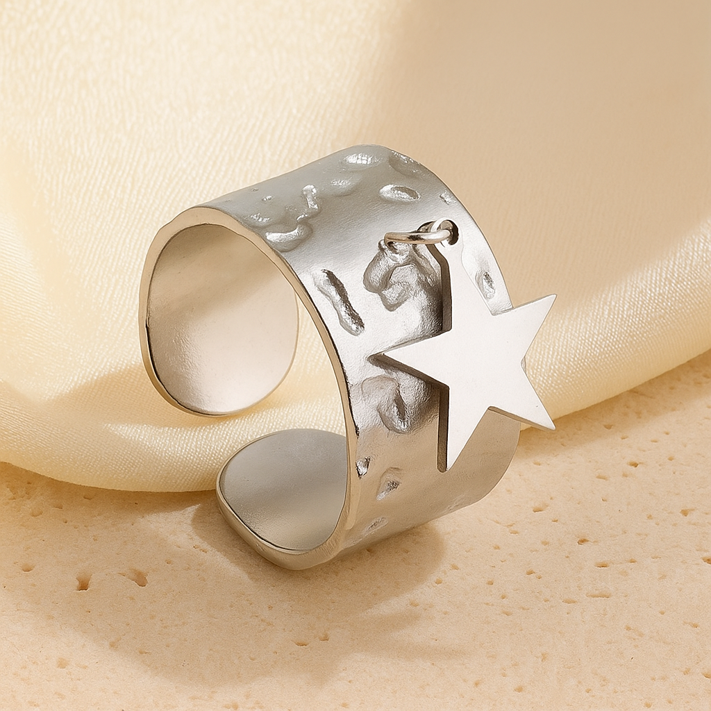 Bague Large Martelée Étoile Dorée